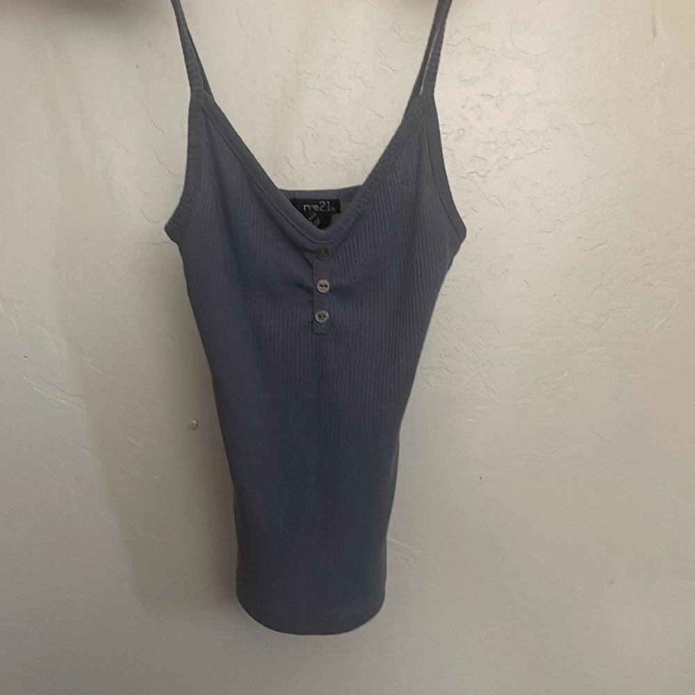 Looks almost new, no visible wear or stains. Well-kept and ready to wear!